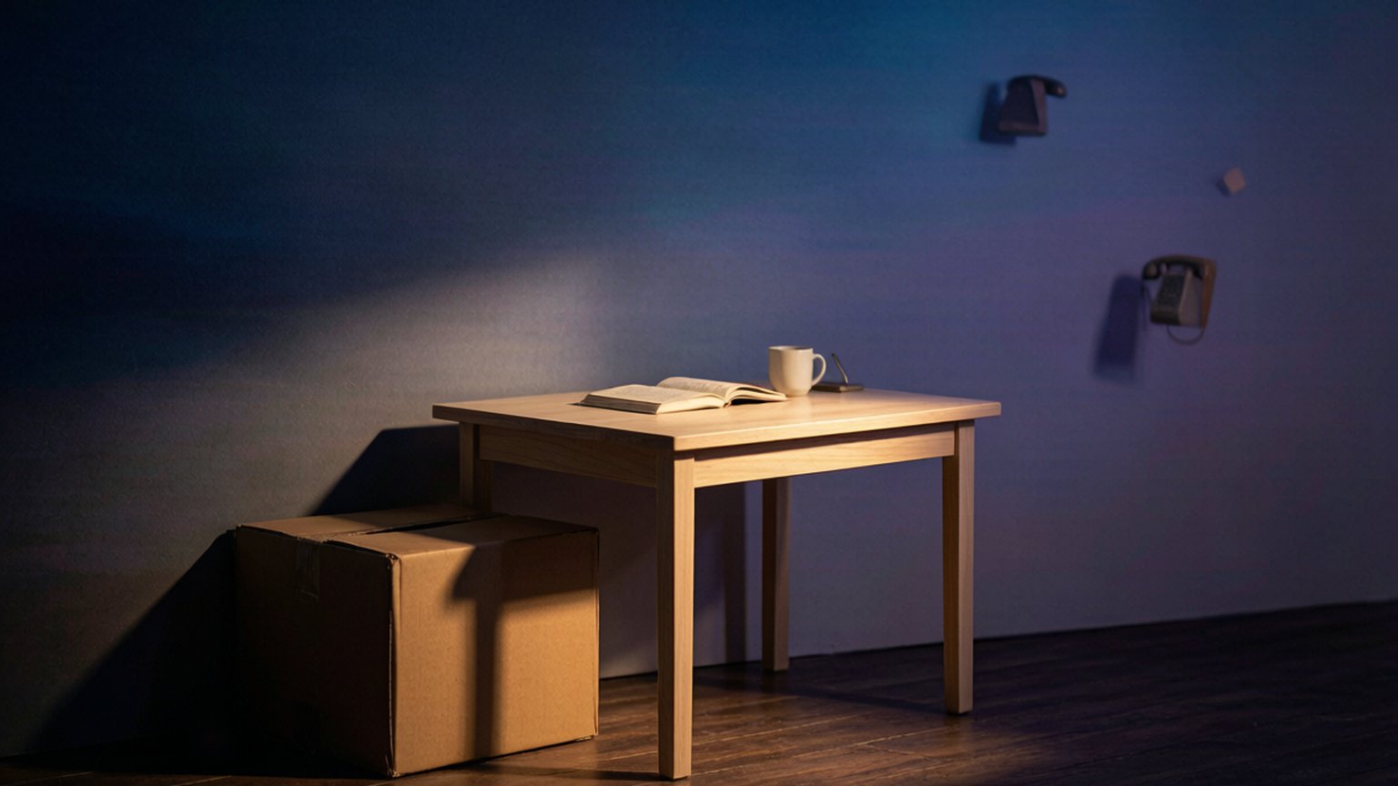 我在出租屋里摆了一张只用来干活的桌子